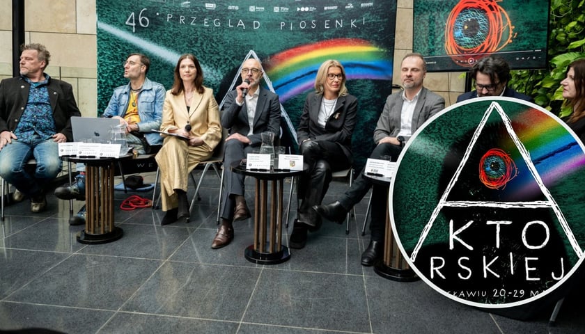 Na zdjęciu od lewej Michał Litwiniec, Cezary Studniak, Agnieszka Szelega-Kolerska, Hubert Zasina, dyrektor Capitolu, wiceprezydent Wrocławia Renata Granowska, członek zarządu województwa dolnośląskiego Jarosław Rabczenko, dyrektor Departamentu Kultury i Sportu UM Jarosław Perduta, dyrektor Departamentu Kultury i Dziedzictwa Kulturowego Urzędu Marszałkowskiego, Izabela Kurc-Kuriata