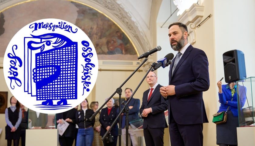 Na zdjęciu dużym Michał Mutor zapowiada wydarzenia Roku Ossolineum we Wrocławiu, na małym zdjęciu w kółku wizerunek Józefa Maksymiliana Ossolińskiego autorstwa Tomasza Brody 