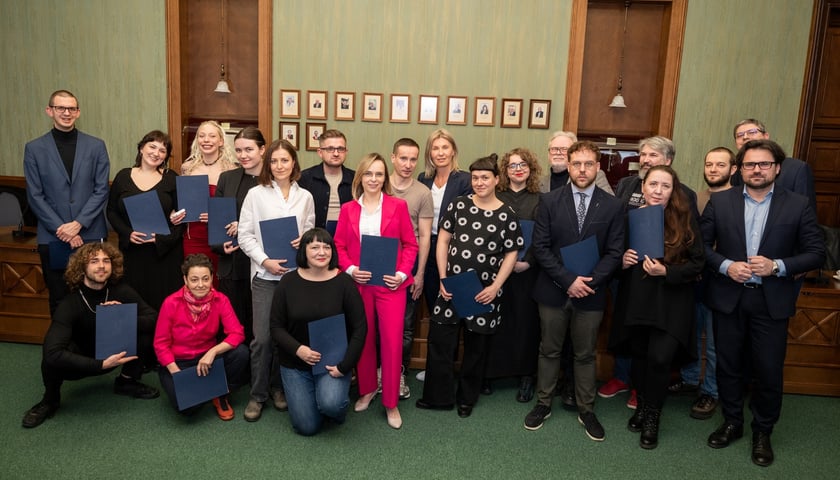 Stypendyści prezydenta Wrocławia z 14. edycji stypendiów. Zdjęcie zbiorowe z wiceprezydent Renatą Granowską i Jarosławem Perdutą, dyrektorem Departamentu Kultury i Sportu