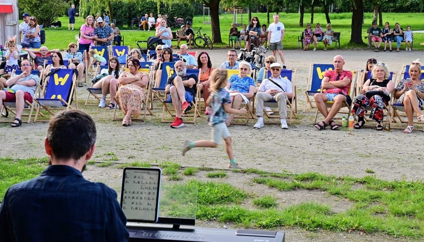 Bezpłatny koncert plenerowy w Parku Słonecznym na Gaju. Zdjęcie archiwalne, ilustracyjne
