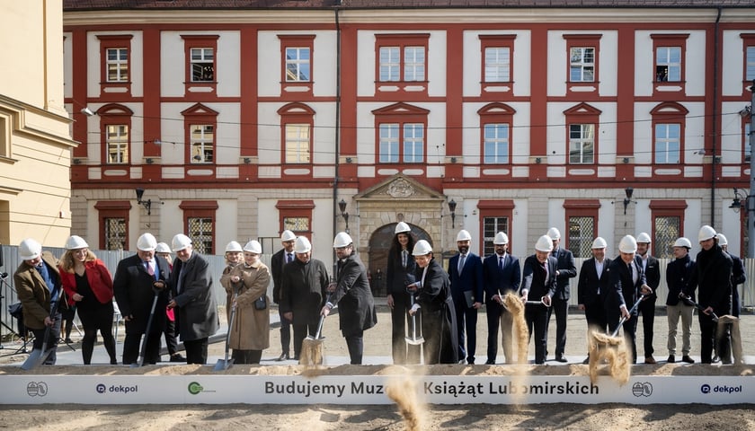 Na zdjęciu m.in. minister kultury i dziedzictwa narodowego Marta Cienkowska, dyrektor Ossolineum dr Łukasz Kamiński - uroczystość wbicia łopaty pod budowę nowego Muzeum Książąt Lubomirskich we Wrocławiu
