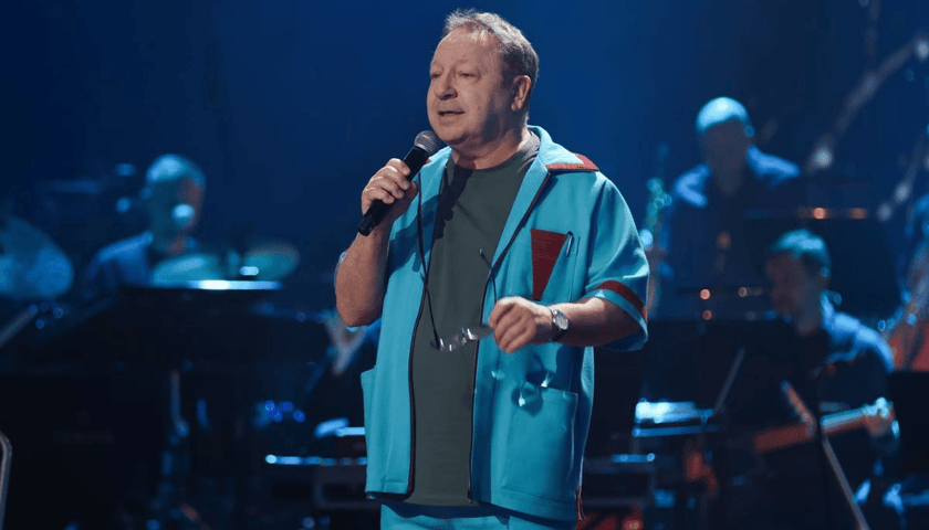 Na zdjęciu Zbigniew Zamachowski z mikrofonem na scenie Teatru Muzycznego Capitol