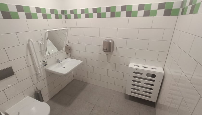 Powiększ obraz: Toaleta dla niepełnosprawnych