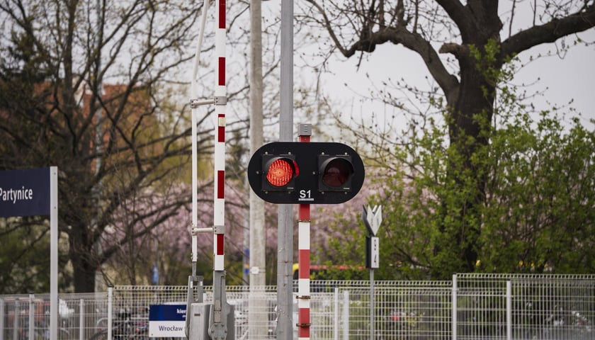 Powiększ obraz: <p>Gdy widzimy takie światła - nie wjeżdżamy na przejazd</p>