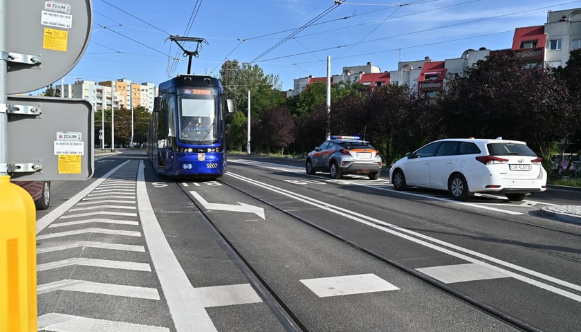 Powiększ obraz: Pesa 2010NW testuje torowisko na Nowy Dwór (zdjęcie archiwalne z sierpnia 2023)