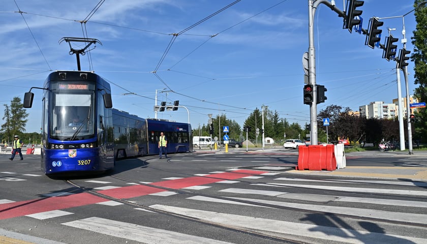 Powiększ obraz: Pesa 2010NW testuje torowisko na Nowy Dwór (zdjęcie archiwalne z sierpnia 2023)