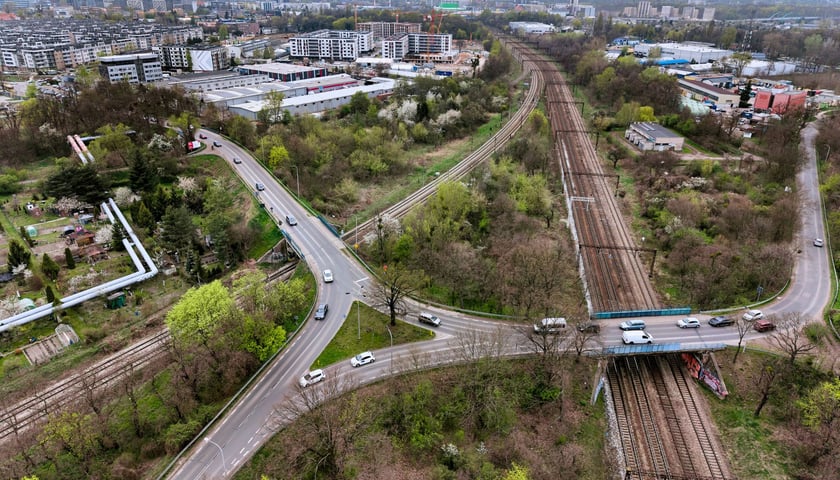 Powiększ obraz: Widok z lotu ptaka na wiadukty oraz ulice Karwińską, Mościckiego i Gazową. Zdjęcie z 16 kwietnia