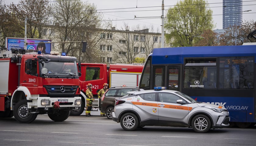Powiększ obraz: Kolizja tramwaju z samochodem osobowym przy ul. Grabiszyńskiej, 16.04.2026