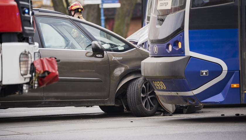 Powiększ obraz: Kolizja tramwaju z samochodem osobowym przy ul. Grabiszyńskiej, 16.04.2026