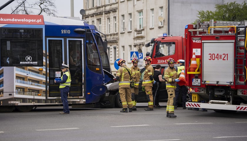 Powiększ obraz: Kolizja tramwaju z samochodem osobowym przy ul. Grabiszyńskiej, 16.04.2026