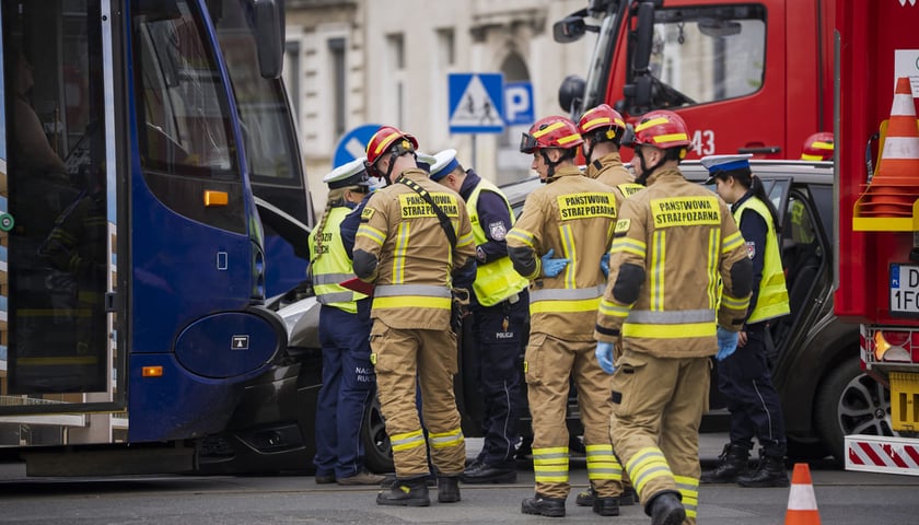 Powiększ obraz: Kolizja tramwaju z samochodem osobowym przy ul. Grabiszyńskiej, 16.04.2026
