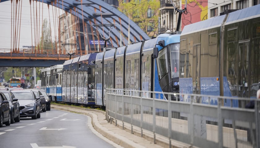 Powiększ obraz: Kolizja tramwaju z samochodem osobowym przy ul. Grabiszyńskiej, 16.04.2026