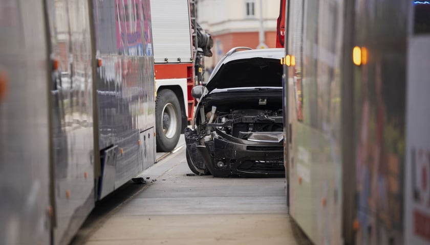 Powiększ obraz: Kolizja tramwaju z samochodem osobowym przy ul. Grabiszyńskiej, 16.04.2026