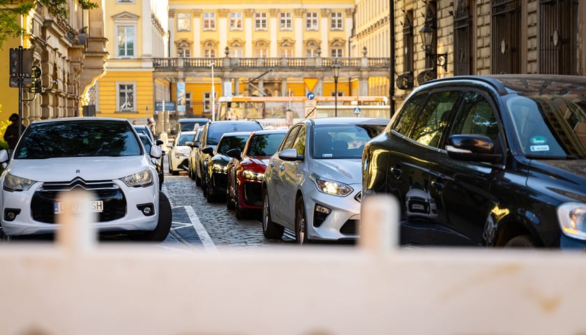 Powiększ obraz: <p>Pierwszy dzień pilotażu na Placu Solnym we Wrocławiu - zakaz wjazdu dla samochod&oacute;w i motocykli</p>