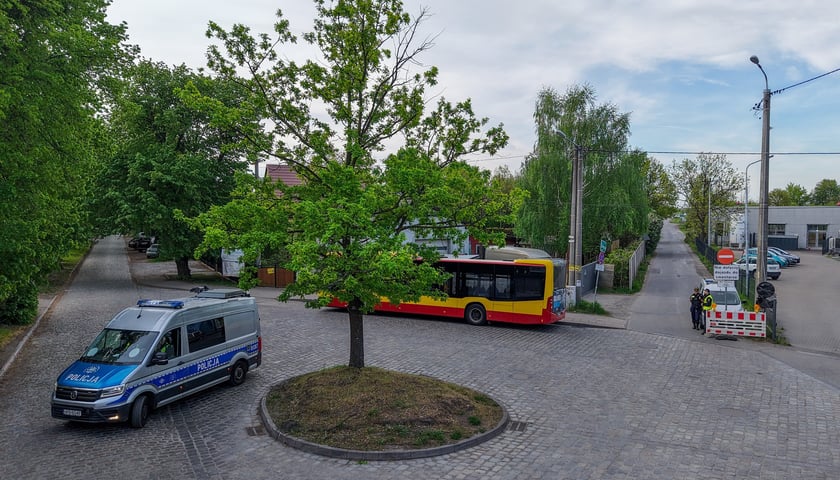 Powiększ obraz: Policjanci i strażnicy miejscy na rogatkach miasta pilnowali przestrzegania nowych zasad poruszania się po Brochowie i Bieńkowicach (zdjęcie z poniedziałkowego poranka 4 maja)