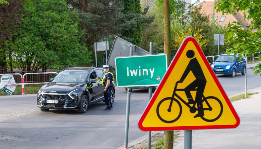 Powiększ obraz: Policjanci i strażnicy miejscy na rogatkach miasta pilnowali przestrzegania nowych zasad poruszania się po Brochowie i Bieńkowicach (zdjęcie z poniedziałkowego poranka 4 maja)