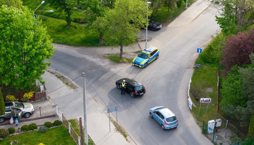 Powiększ obraz: Policjanci i strażnicy miejscy na rogatkach miasta pilnowali przestrzegania nowych zasad poruszania się po Brochowie i Bieńkowicach (zdjęcie z poniedziałkowego poranka 4 maja)