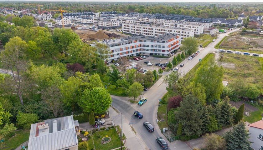 Powiększ obraz: Policjanci i strażnicy miejscy na rogatkach miasta pilnowali przestrzegania nowych zasad poruszania się po Brochowie i Bieńkowicach (zdjęcie z poniedziałkowego poranka 4 maja)