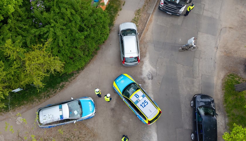 Powiększ obraz: Policjanci i strażnicy miejscy na rogatkach miasta pilnowali przestrzegania nowych zasad poruszania się po Brochowie i Bieńkowicach (zdjęcie z poniedziałkowego poranka 4 maja)