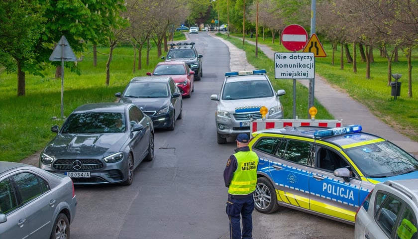 Powiększ obraz: Policjanci i strażnicy miejscy na rogatkach miasta pilnowali przestrzegania nowych zasad poruszania się po Brochowie i Bieńkowicach (zdjęcie z poniedziałkowego poranka 4 maja)