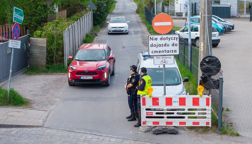 Powiększ obraz: Policjanci i strażnicy miejscy na rogatkach miasta pilnowali przestrzegania nowych zasad poruszania się po Brochowie i Bieńkowicach (zdjęcie z poniedziałkowego poranka 4 maja)