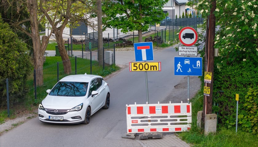 Powiększ obraz: Policjanci i strażnicy miejscy na rogatkach miasta pilnowali przestrzegania nowych zasad poruszania się po Brochowie i Bieńkowicach (zdjęcie z poniedziałkowego poranka 4 maja)
