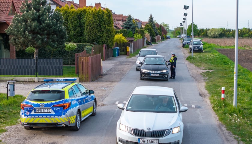 Powiększ obraz: Policjanci i strażnicy miejscy na rogatkach miasta pilnowali przestrzegania nowych zasad poruszania się po Brochowie i Bieńkowicach (zdjęcie z poniedziałkowego poranka 4 maja)