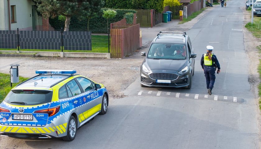 Powiększ obraz: Policjanci i strażnicy miejscy na rogatkach miasta pilnowali przestrzegania nowych zasad poruszania się po Brochowie i Bieńkowicach (zdjęcie z poniedziałkowego poranka 4 maja)