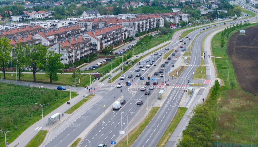 Powiększ obraz: Skrzyżowanie Konduktorskiej z Buforową po zmianie organizacji ruchu (zdjęcie z sobotniego popołudnia 9 maja 2026)