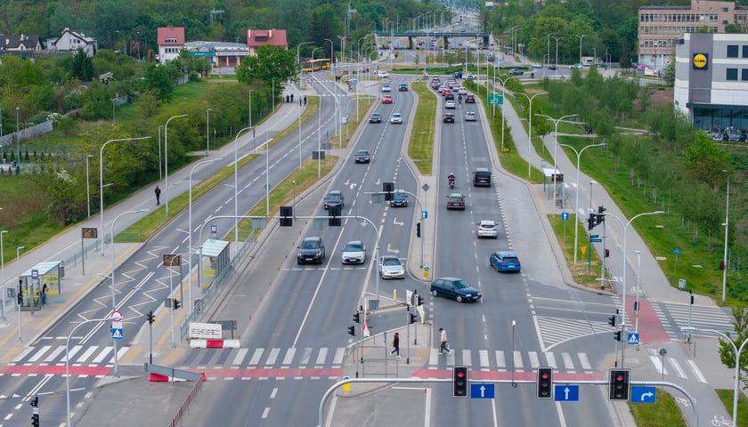 Powiększ obraz: Skrzyżowanie Konduktorskiej z Buforową po zmianie organizacji ruchu (zdjęcie z sobotniego popołudnia 9 maja 2026)