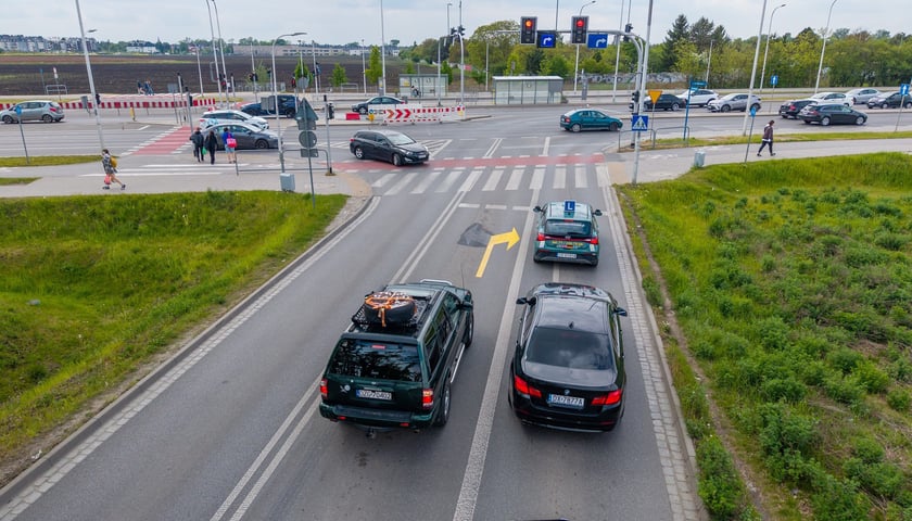 Powiększ obraz: Skrzyżowanie Konduktorskiej z Buforową po zmianie organizacji ruchu (zdjęcie z sobotniego popołudnia 9 maja 2026)