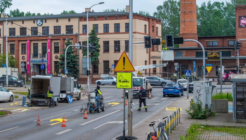 Powiększ obraz: Malowanie nowych oznakowań na skrzyżowaniu ulic Karwińskiej, Krakowskiej i Opolskiej. Zdjęcie z soboty rano (9 maja 2026)