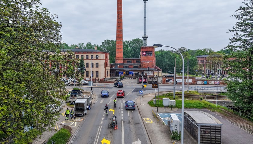 Powiększ obraz: Malowanie nowych oznakowań na skrzyżowaniu ulic Karwińskiej, Krakowskiej i Opolskiej. Zdjęcie z soboty rano (9 maja 2026)