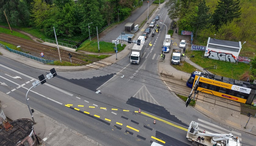 Powiększ obraz: Malowanie nowych oznakowań na skrzyżowaniu ulic Karwińskiej, Krakowskiej i Opolskiej. Zdjęcie z soboty rano (9 maja 2026)