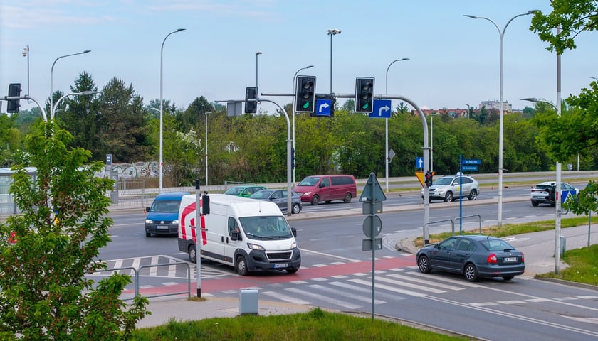 Powiększ obraz: Zmiany na skrzyżowaniu Konduktorskiej z Buforową (zdjęcie z sobotniego poranka 9 maja 2026)