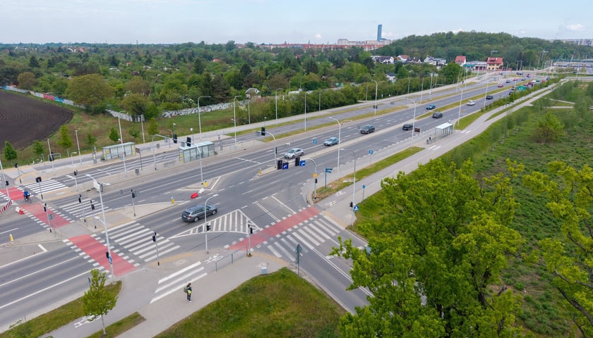Powiększ obraz: Zmiany na skrzyżowaniu Konduktorskiej z Buforową (zdjęcie z sobotniego poranka 9 maja 2026)