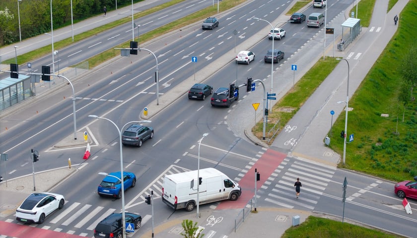 Powiększ obraz: Zmiany na skrzyżowaniu Konduktorskiej z Buforową (zdjęcie z sobotniego poranka 9 maja 2026)