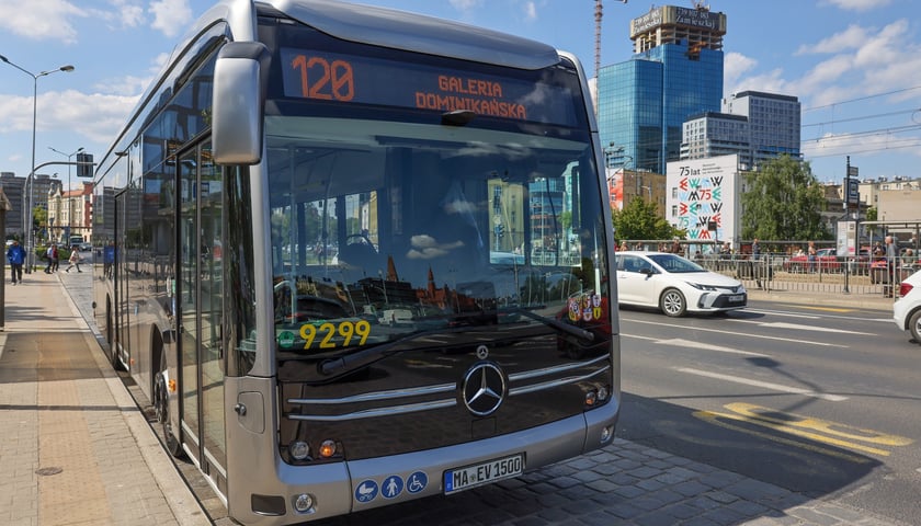 Powiększ obraz: Elektryczny Mercedes eCitaro K. Wydział Transportu UMW zaplanował ponad tydzień testów tego pojazdu – od 20 do 28 maja.