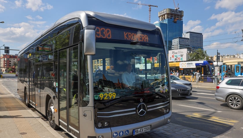 Powiększ obraz: Elektryczny Mercedes eCitaro K. Wydział Transportu UMW zaplanował ponad tydzień testów tego pojazdu – od 20 do 28 maja.