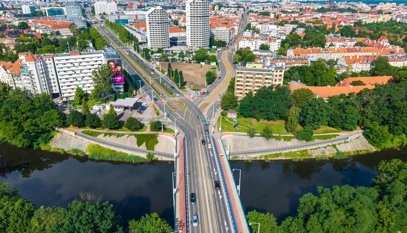 Przejazd dla rowerów pod Mostem Szczytnickim widziany z lotu drona. W tle Plac Grunwaldzki.