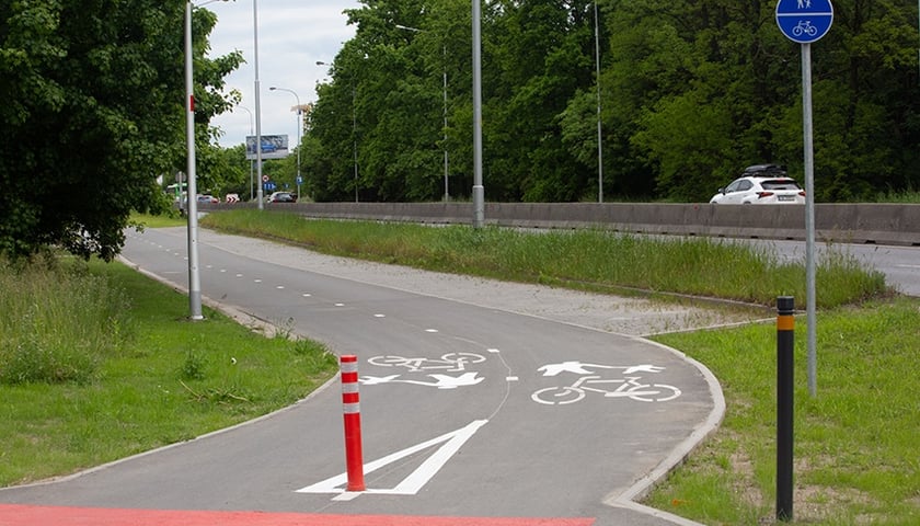 Mostek pieszo-rowerowy nad Ślęzą w Parku Klecińskim to część trasy rowerowej z Wrocławia do Bielan. Na zdjęciu fragment trasy wzdłuż Alei Karkonoskiej