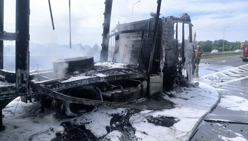 Powiększ obraz: Pożar pojazdu na drodze S5
