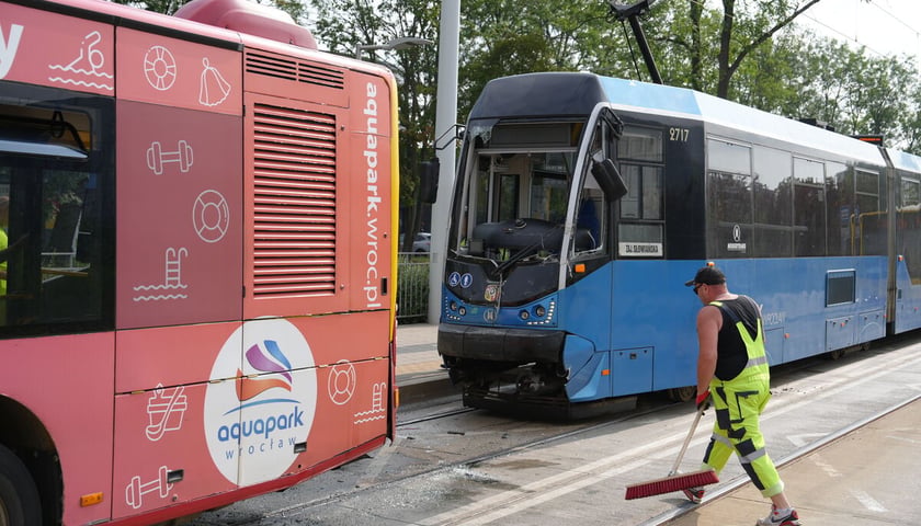 Zderzenie tramwaju z autobusem na TAT na ul. Strzegomskiej.