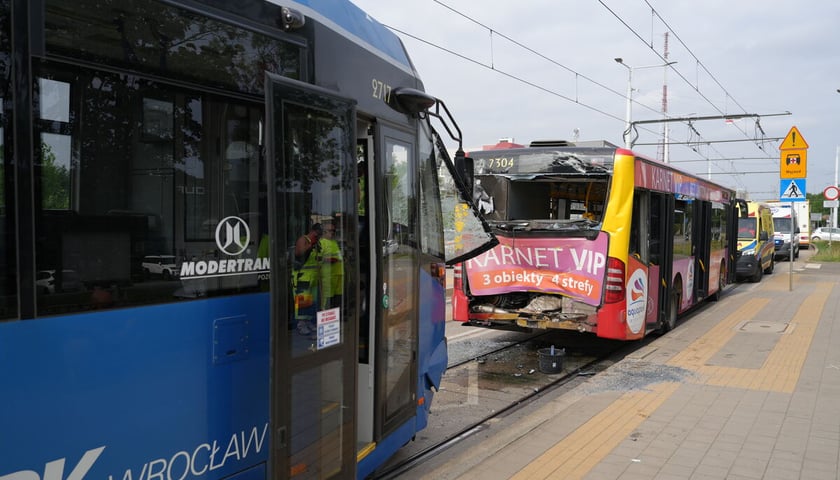 Zderzenie tramwaju z autobusem na TAT na ul. Strzegomskiej.