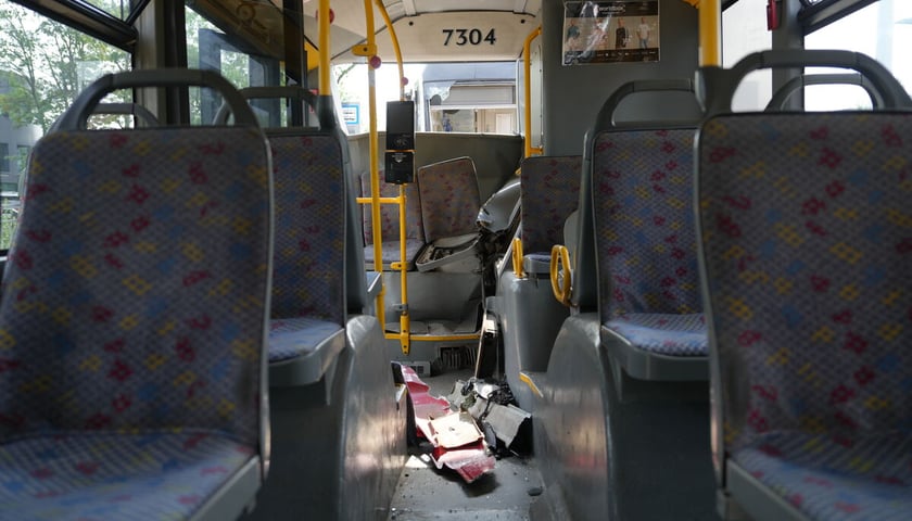 Zderzenie tramwaju z autobusem na TAT na ul. Strzegomskiej.