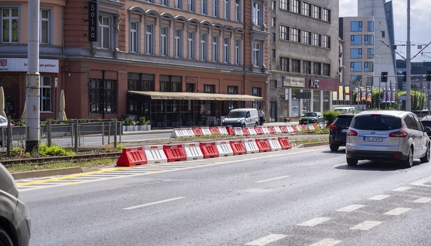 Ulica Kazimierza Wielkiego. Przygotowania oznaczeń związanych z nową, tymczasową organizacją ruchu.