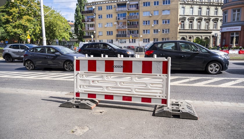 Ulica Kazimierza Wielkiego. Przygotowania oznaczeń związanych z nową, tymczasową organizacją ruchu.