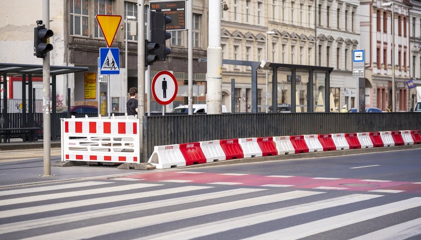 Powiększ obraz: Ulica Kazimierza Wielkiego. Przygotowania oznaczeń związanych z nową, tymczasową organizacją ruchu.