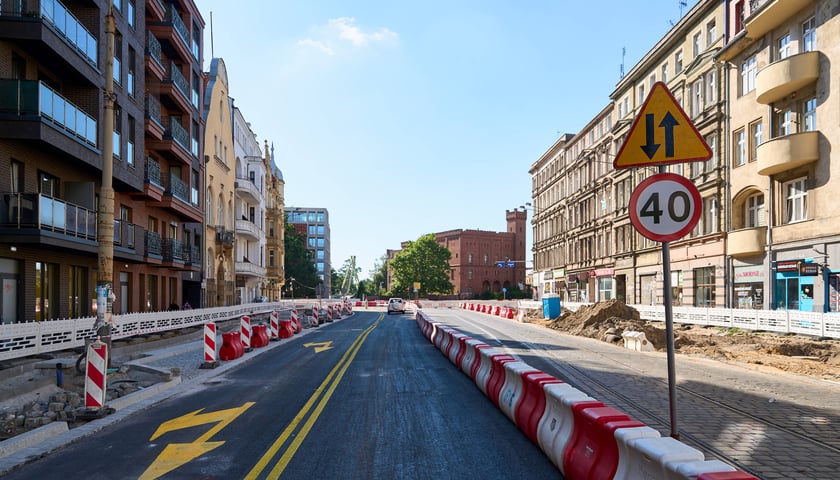 Powiększ obraz: Nowa organizacja ruchu w rejonie Drobnera i Dubois. Od soboty 11 lipca kierowcy jeżdżą po nowo wybudowanych jezdniach