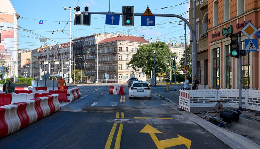 Powiększ obraz: Nowa organizacja ruchu w rejonie Drobnera i Dubois. Od soboty 11 lipca kierowcy jeżdżą po nowo wybudowanych jezdniach